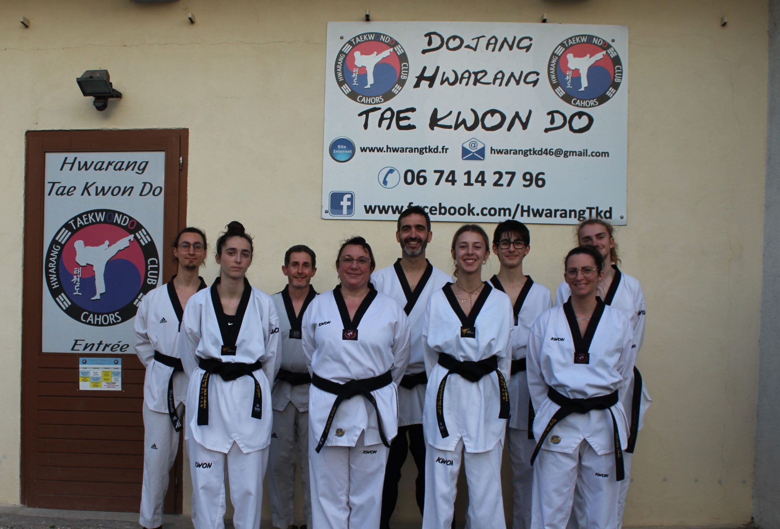 Entrée du Dojang Privé du Club avec les ceintures noires (sauf Guillaume).